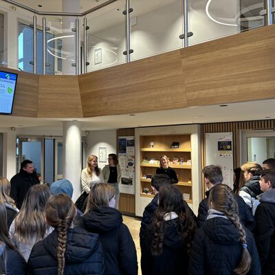 Die Ausbildungsleiterinnen empfangen die Schülerinnen und Schüler des Louise-Henriette-Gymnasiums im Foyer der Kreisverwaltung.