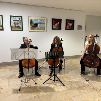 Zwei Schüler und eine Schülerin der Kreismusikschule, die Cello spielen