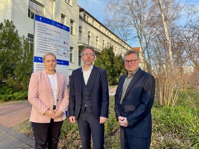 Das Foto zeigt Landrat Alexander Tönnies (Mitte) mit Dr. Detlef Troppens, Geschäftsführer der Oberhavel Kliniken GmbH, und Nancy Klatt, Dezernentin für Jugend, Gesundheit und Verbraucherschutz.