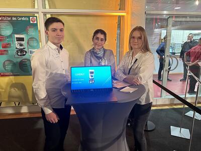 Der Roboter-Technik-Club Gransee zeigt seinen interaktiven Carebot auf einem Laptop-Bildschirm.