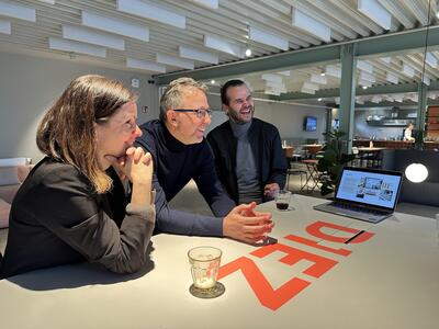 Milan Diebecker (rechts) gibt WInTO-Geschäftsführerin Claudia Flick und Landrat Alexander Tönnies zwischen Mittagsrestaurant und Kaffeebar einen Überblick über die Geschäftsfelder der Firma, ihre Liebe zum Design und zur Nachhaltigkeit.