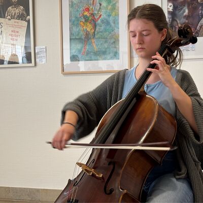 Rebecca Frehse am Violoncello