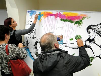 Imke Rust (links im Bild) lud die Besucher zu einer Kunst-Aktion ein.