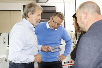 Peter Körber (links) erklärte die »gefräste Präzision«, mit der seine Firma wirbt: Es dauert teils Stunden, bis ein exakt gefertigtes Metallteil aus der CNC-Fräse kommt. 