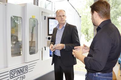 Bildungsdezernent Holger Mittelstädt ließ sich von Fachlehrer Matthias Marggraf die Funktionsweise der CNC-Fräsmaschine im Hennigsdorfer Oberstufenzentrum erläutern.